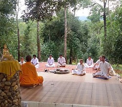 Práctica de meditación en Wat Umong